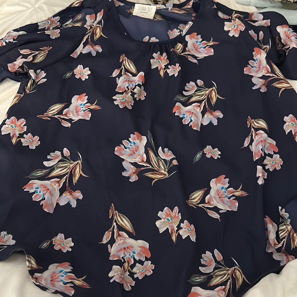 Floral blouse with tie sleeves